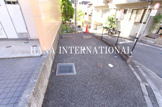 レオパレス聖蹟ロイヤルハイツの駐車場