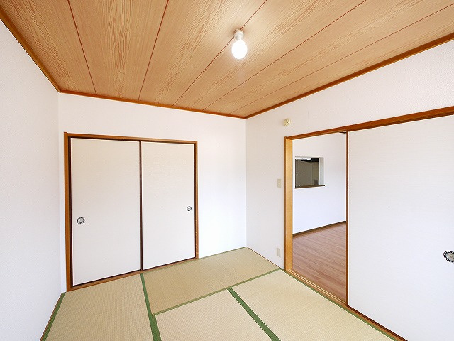 フォレストハイツ富堂町Bの寝室|広くて明るい寝室