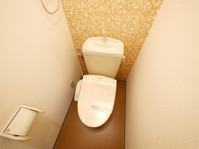 フォレストハイツ富堂町Bのトイレ|落ち着いた色調のトイレです