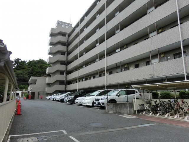 ライオンズガーデン幕張の駐車場|使用料月額8,000円～10,000円　空状況は都度確認いたします