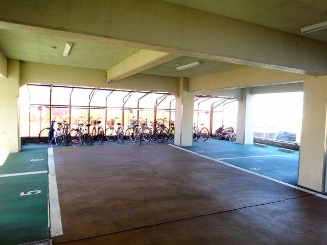 SAINTS　1号館の駐車場