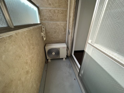 【バルコニー】 | セントロイヤルクラブ新大阪 | 外からの目が気にならないバルコニーで洗濯物が干せます