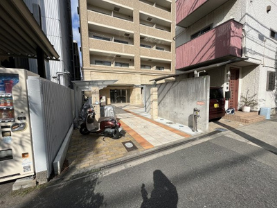 【エントランス】 | セントロイヤルクラブ新大阪 | 高級感のある外観が印象的ですね