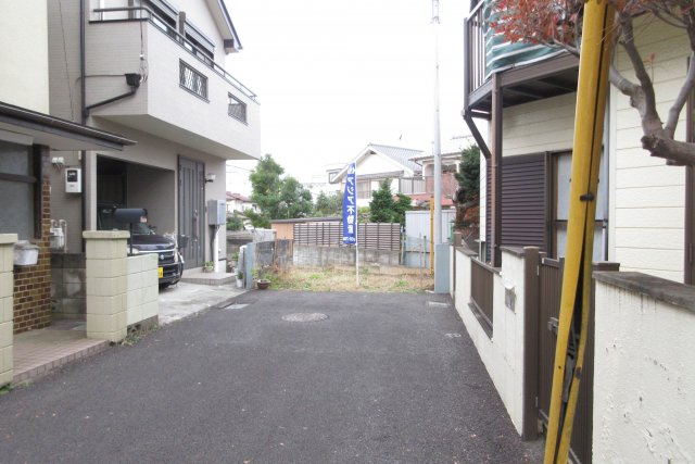 川越市的場　建築条件なし売地　「霞ヶ関駅」徒歩　の前面道路含む現地写真