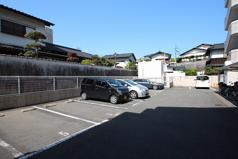 ダイナコート春日の駐車場