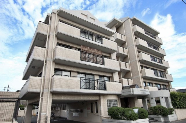 ダイナコート春日の外観|目の前がダイレックスなので、お買い物にはとても便利！ダイレックスは駐車場もとても広いです。