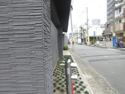 ベラジオ雅び烏丸十条のエントランス|門の前には緑も