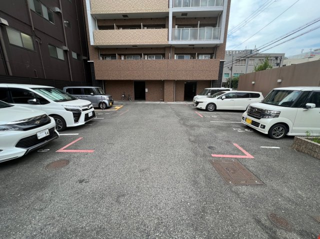 プレサンス難波セレクトの駐車場