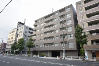 【外観】 | 総戸数５３戸、平成８年３月築、管理人は日勤勤務につき管理体制良好です♪
