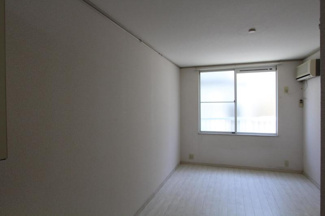 【居間・リビング】 | エステートピア小高 | フローリングが綺麗なお部屋です☆