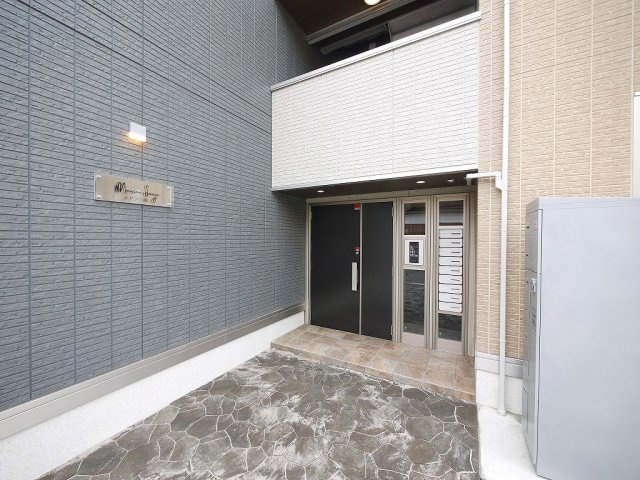 メゾン三条のエントランス|清潔なエントランスです
