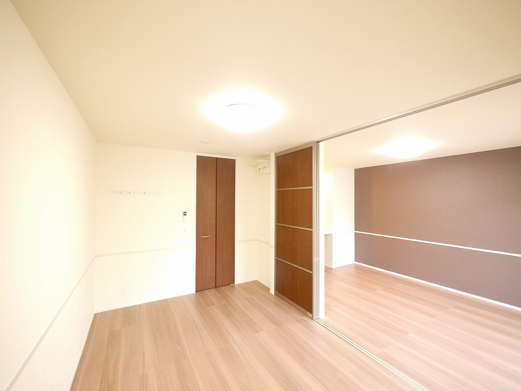 メゾン三条の寝室|落ち着いた色調の寝室です