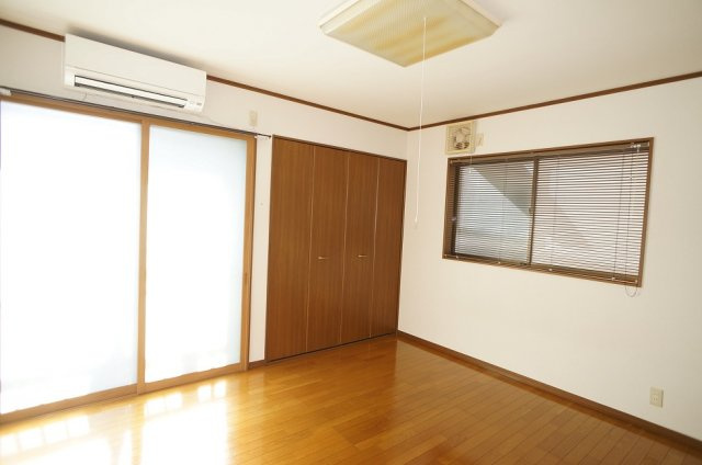 【居間・リビング】 | コーポサルビア | 二面採光の明るいお部屋