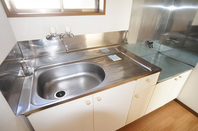 【キッチン】 | コーポサルビア | 窓付きで開放感のあるキッチン