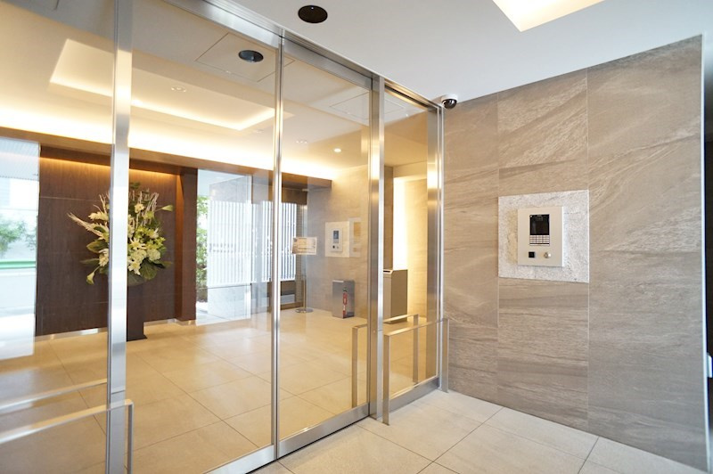 エスティメゾン森下の外観|さわやかな印象のエントランス♪