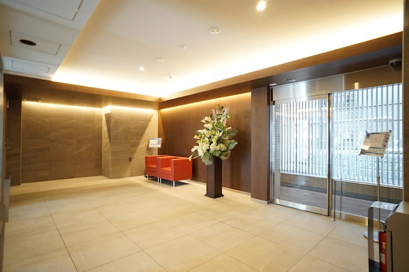 エスティメゾン森下の外観|豪華で広いロビーには印象的な赤いソファ♪