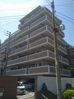 【外観】 | 各住戸一台分の駐車場が無料で確保されています♪ 