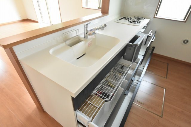 【キッチン】 | 鴻巣市箕田字富士山　全14区画 | 収納力たっぷりのシステムキッチン。シンク下の引き出しはアシストポケット・シェルフ付きで小物なども収納しやすくなっています♪