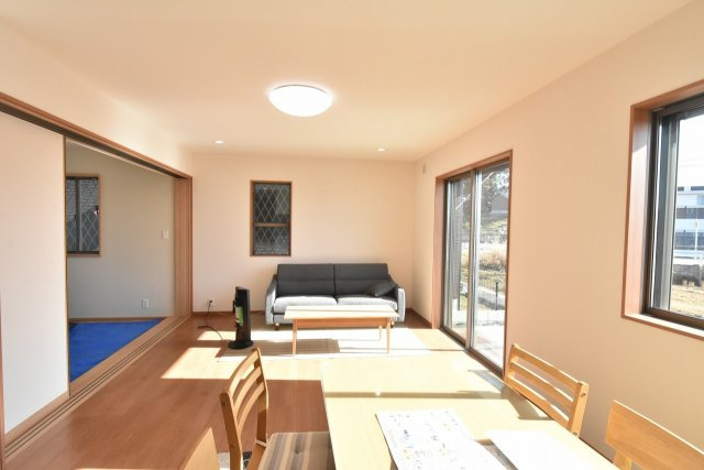 【居間・リビング】 | 鴻巣市箕田字富士山　全14区画 | 対面キッチンからリビングダイニングが見えるので、家事をしながら家族でお話もできます♪
