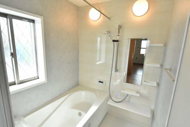 【浴室】 | 鴻巣市箕田字富士山　全14区画 | LIXILのシステムバス　浴室換気乾燥暖房機付で心地よいバスタイム＆梅雨のジメジメも解消♪　丸洗いカウンターなどお手入れもしやすい仕様です。