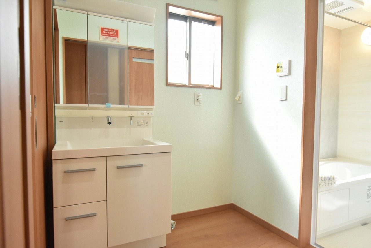 鴻巣市箕田字富士山　全14区画の独立洗面台|LIXILの洗面化粧台MV　継ぎ目のないキレイアップカウンターやキレイアップ水栓などでお手入れもラクラク♪