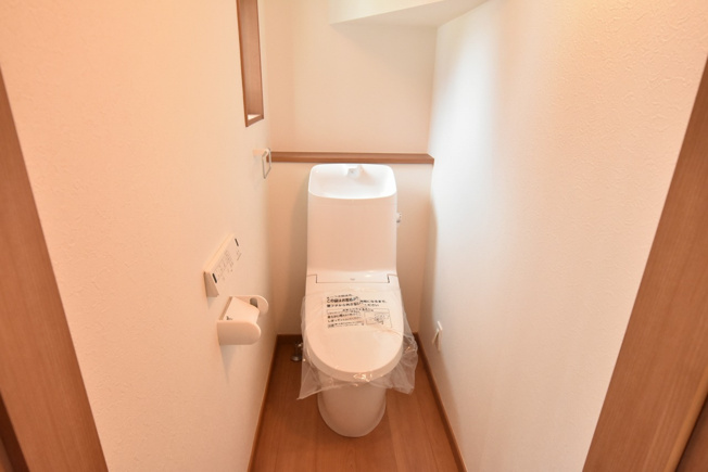 【トイレ】 | 鴻巣市箕田字富士山　全14区画 | LIXILの壁リモコン付シャワートイレ、フチレスタイプの便器でお手入れもしやすくなっています。