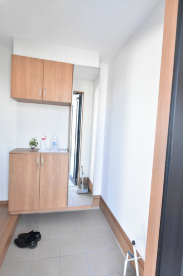 【玄関】 | 鴻巣市箕田字富士山　全14区画 | 広い玄関ホールに、容量たっぷりの玄関収納はミラー付でお出かけ前の身だしなみチェックもバッチリです♪