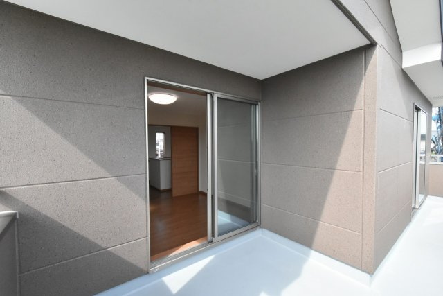 鴻巣市箕田字富士山　全14区画のバルコニー|屋根掛かりのあるバルコニーは洗濯物干しに便利♪　急な雨でも外干し安心です。