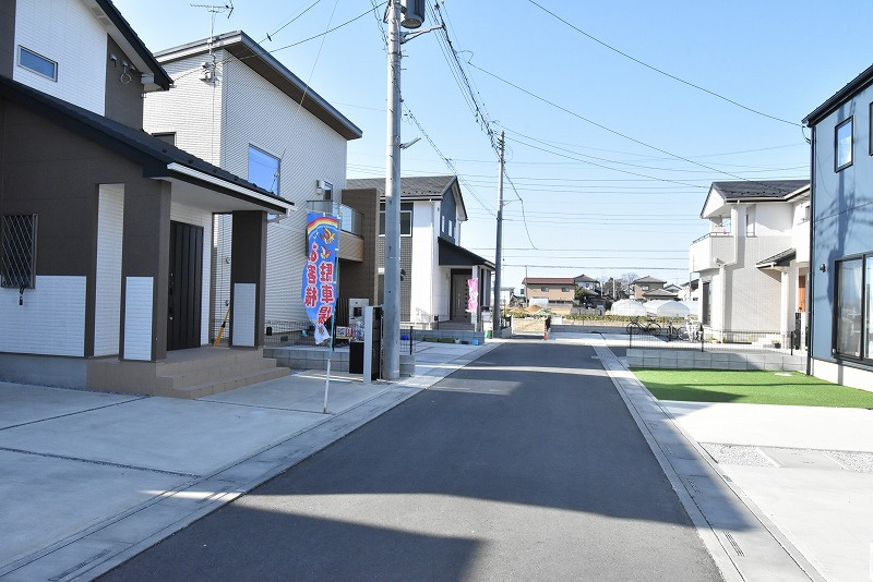 鴻巣市箕田字富士山　全14区画の前面道路含む現地写真