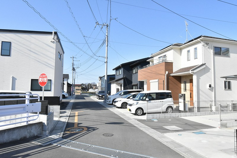 鴻巣市箕田字富士山　全14区画の前面道路含む現地写真