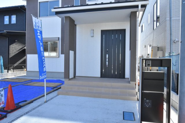 【外観】 | 鴻巣市箕田字富士山　全14区画 | 広い玄関ポーチは雨の日でも鍵の開け閉めラクラク♪　親子タイプの断熱玄関ドアはカードキー付で便利！