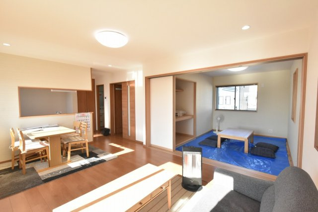 【居間・リビング】 | 鴻巣市箕田字富士山　全14区画 | リビングと隣の和室6帖がつなげて広く使えます♪　※和室の畳・襖・障子は後から入ります。