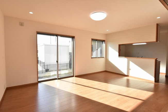 【居間・リビング】 | 鴻巣市箕田字富士山　全14区画 | リビングダイニング　明るい陽の光が入ってきます♪