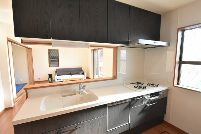 【キッチン】 | 鴻巣市箕田字富士山　全14区画 | LIXILのシステムキッチン　食器洗浄乾燥機付、人造大理石シンク、浄水器付シャワー水栓など嬉しい設備と収納が満載♪
