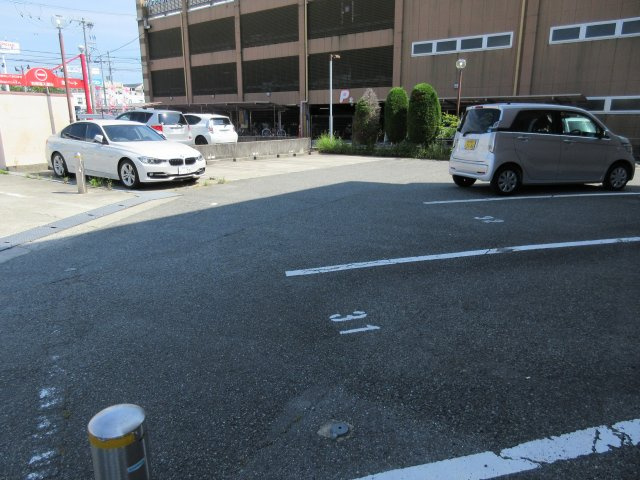 マッティーナ神戸壱番館の駐車場