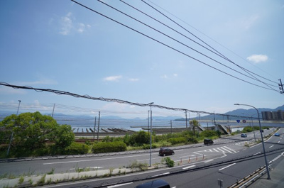 【展望】 | 藤和阿品ハイタウン（リノベ済） | 【瀬戸の島々の眺望！】
瀬戸の島々が見渡せる本物件。
西側は宮島方面、東側は宇品港。
恐らく、どちらの花火大会も見えたのでは無いでしょうか。
残念なのは、宮島の花火大会が終了してしまったことです。