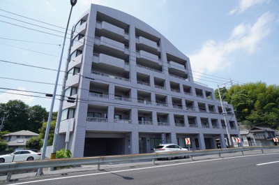 【外観】 | 藤和阿品ハイタウン（リノベ済） | 【耐震性】
耐震性の高さを判断するポイントは、
建築確認申請日が1981年6月1日以降の
新耐震基準に適合しているかどうか。
震度６程度の大地震でも
建物が崩壊しないレベルが基準になりました。
