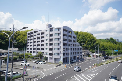 【外観】 | 藤和阿品ハイタウン（リノベ済） | 現地（2022年8月7日13:00頃）撮影