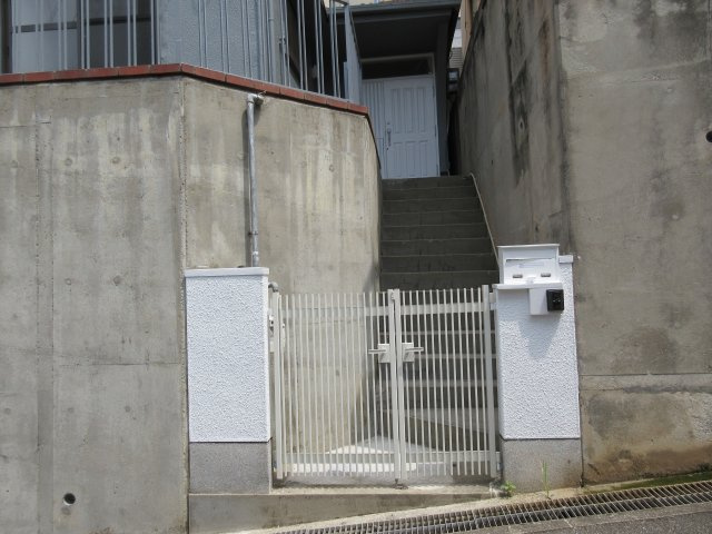 大久保町谷八木貸家のエントランス