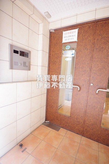 プライムコート栄生のエントランス