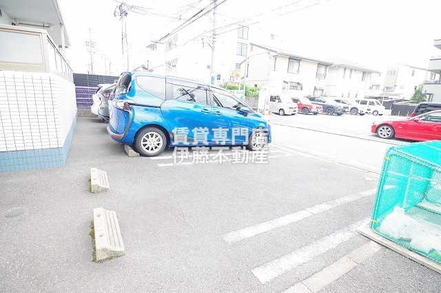 プライムコート栄生の駐車場