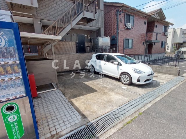 プリミエール日高の駐車場