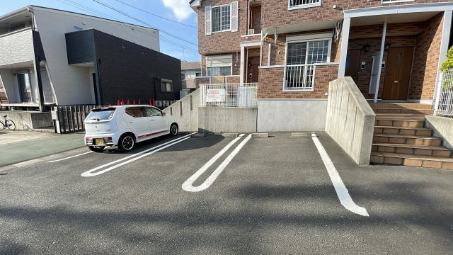 メゾン中の池の駐車場