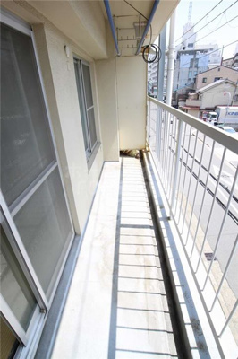 【バルコニー】 | 宮本マンション | 外からの目が気にならないバルコニーで洗濯物が干せます