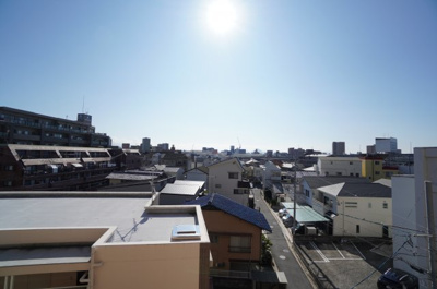 【展望】 | パークヒルズ己斐西町（リフォーム済） | 【四季を感じる】
四季の移ろい・爽やかな青空や風を感じられ
自然を愉しめるパノラマビュー。
毎日の暮らしに余裕を感じさせてくれる、
遮る物の無い開放的な眺望を是非、ご堪能ください。