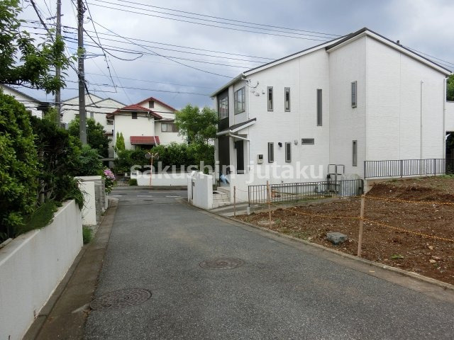 朝日ヶ丘５丁目　売地の前面道路含む現地写真|朝日ヶ丘５丁目　売地　更地　建築条件なし　約５０坪の整形地　４．５ｍ公道面　南側公団のため開放感ある立地