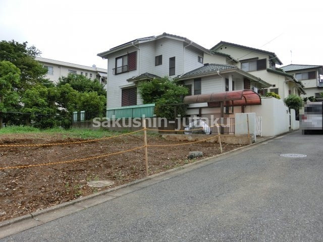 朝日ヶ丘５丁目　売地の前面道路含む現地写真|朝日ヶ丘５丁目　売地　更地　建築条件なし　約５０坪の整形地　４．５ｍ公道面　南側公団のため開放感ある立地