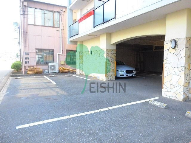 アヴァンティークの駐車場