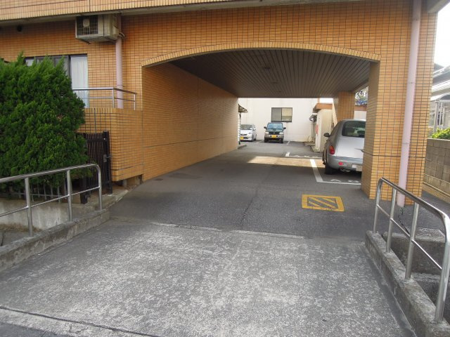 アペックス開発の駐車場