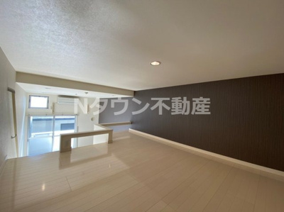 【寝室】 | K Flat | 広くて明るい寝室